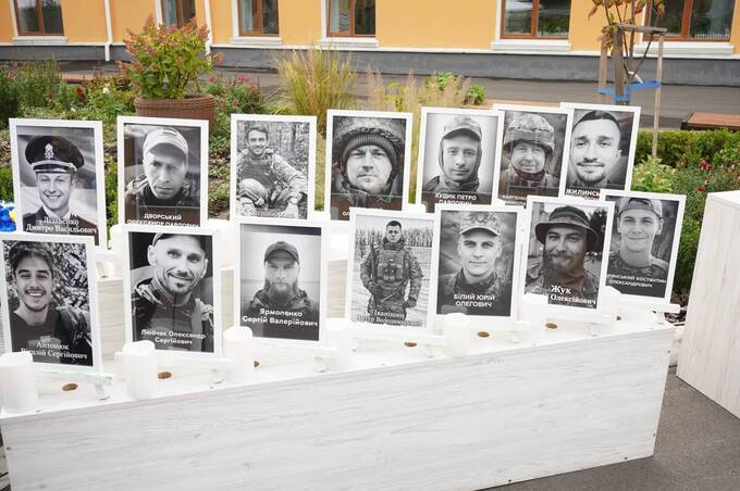 У ліцеї №2 Вінниці відкрили пам’ятний знак на честь 14 загиблих випускників
