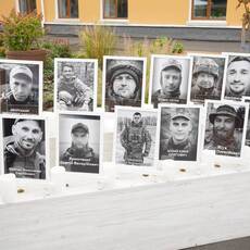 У ліцеї №2 Вінниці відкрили пам’ятний знак на честь 14 загиблих випускників