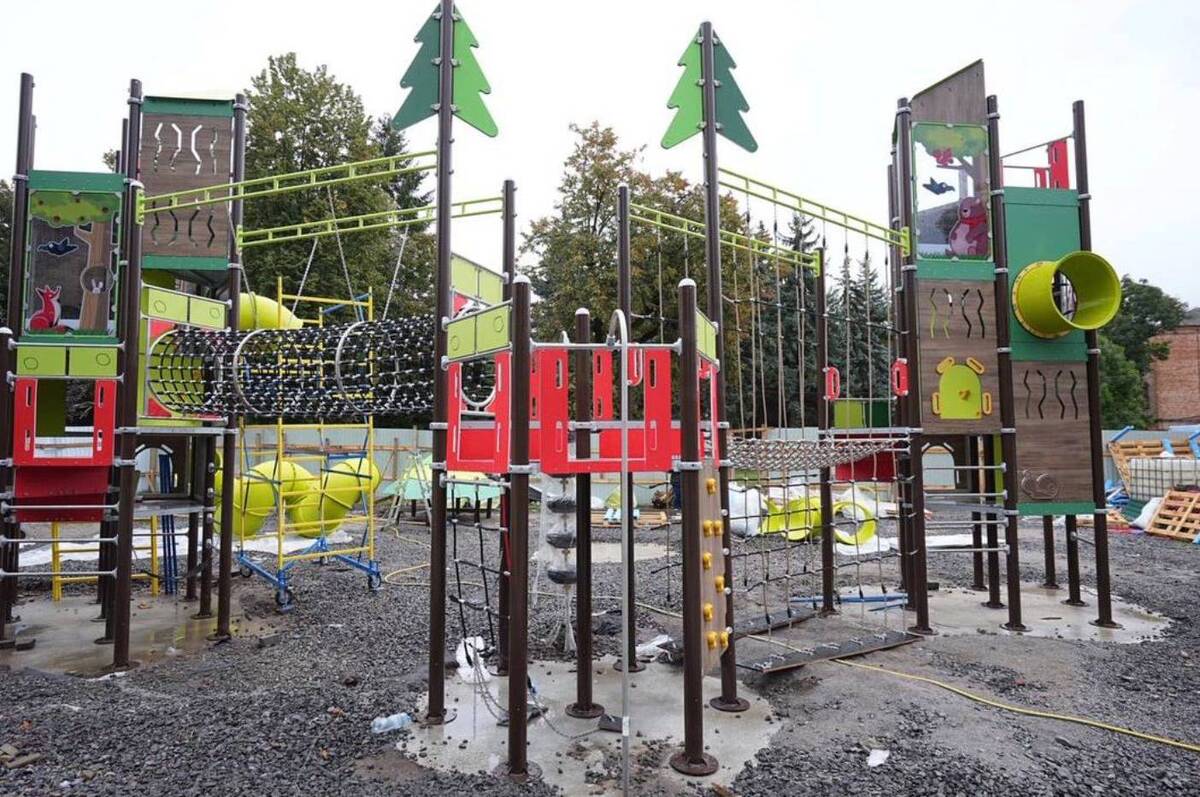 У Вінниці триває облаштування доступного дитячого майданчика на Європейській площі