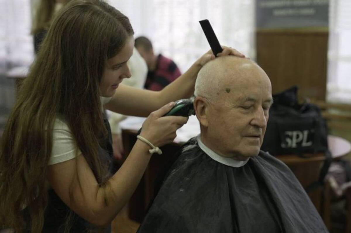 Вінничан старшого віку запрошують на безкоштовні стрижки
