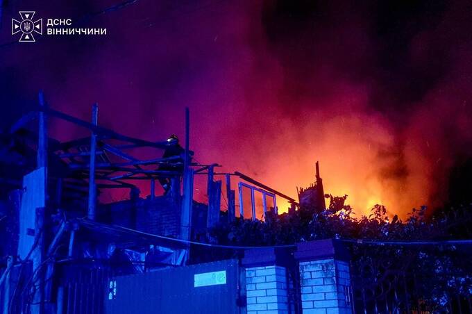 Пожежа на П’ятничанах: вогонь із недобудови перекинувся на сусідній будинок