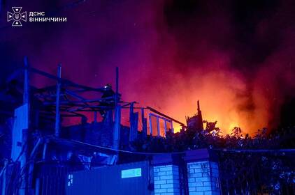 Пожежа на П’ятничанах: вогонь із недобудови перекинувся на сусідній будинок