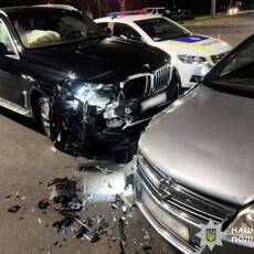 На Хмельницькому шосе у Вінниці зіткнулися Opel та BMW: є постраждала