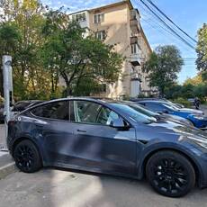 У дворах Вінниці встановили перші зарядні станції для електрокарів