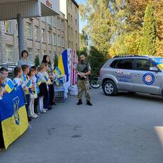 Вінницькі учні зібрали гроші на авто для випускника, який воює на Запорізькому напрямку