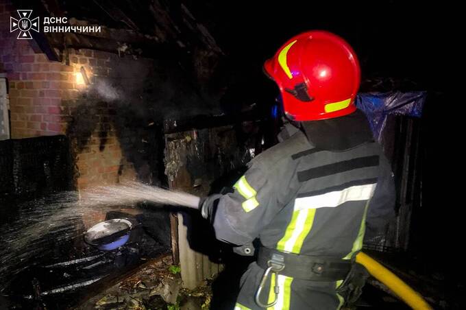 У Вінницьких Хуторах 70-річний чоловік обпікся, намагаючись загасити пожежу
