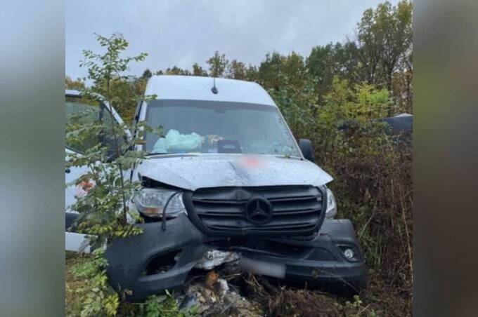 На Вінниччині Mercedes злетів у кювет: троє пасажирів у лікарні