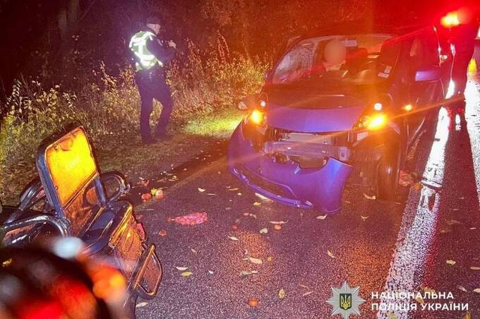 Поблизу Людавки автомобіль в’їхав у припаркований трицикл: загинув чоловік
