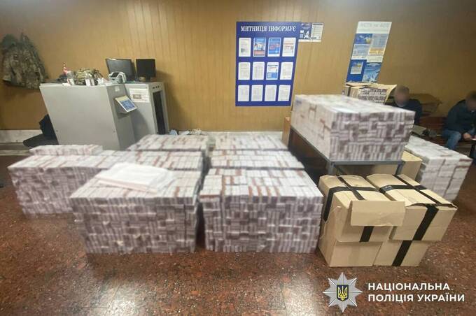 На Вінниччині виявили 51 тисячу пачок контрабандних сигарет у вантажівці з меблями