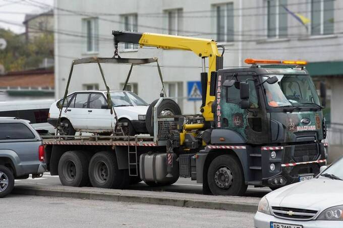 У Вінниці примусово прибрали ще три покинуті автомобілі: як поскаржитися на такі авто