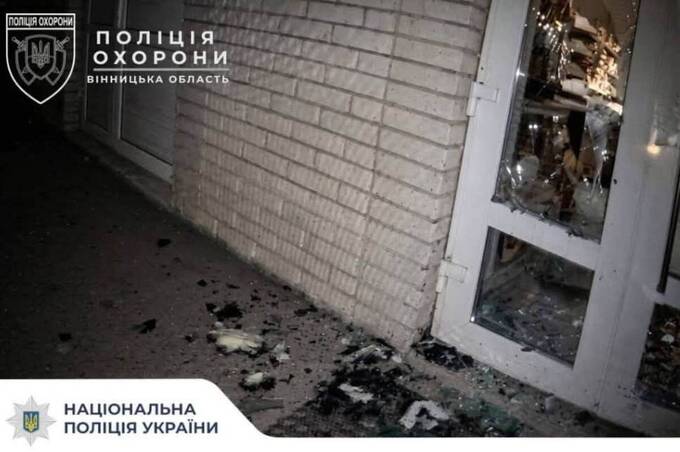 У Жмеринці вночі розбили вікно й двері магазину: поліція затримала підозрюваного