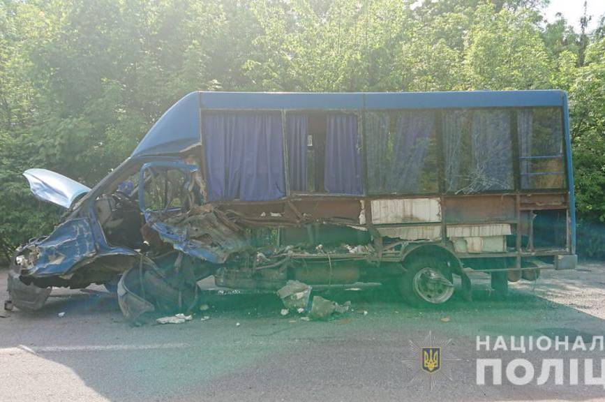 Неподалік Козятина «Peugeot» в'їхав у маршрутний автобус: одна людина загинула, четверо у лікарні