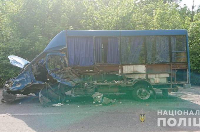 Неподалік Козятина «Peugeot» в'їхав у маршрутний автобус: одна людина загинула, четверо у лікарні