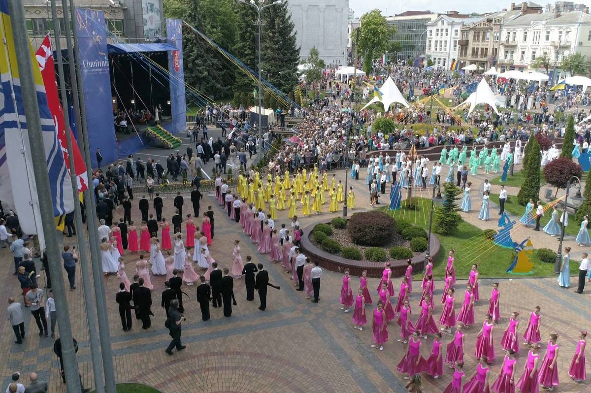 День Європи у Вінниці: цьогорічне відзначення  свята розпочалось з вальсу на головній площі міста