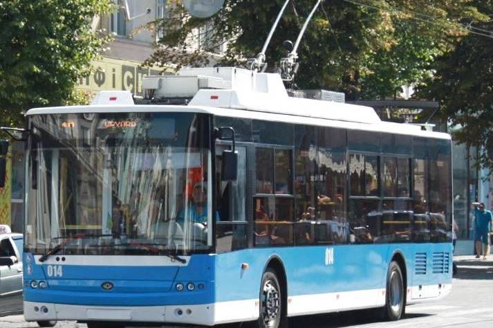 З 21:00 22 травня по 7:00 23 травня буде перекрито рух трьох тролейбусних маршрутів  по вулиці Пирогова