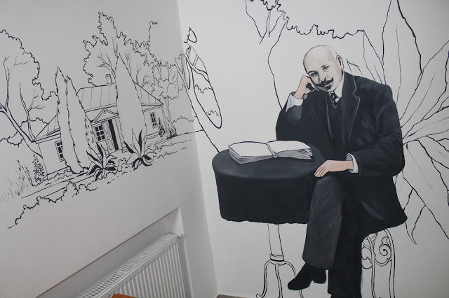 На стінах бібліотеки №1 намалювали портрет Михайла Коцюбинського та історичні будівлі