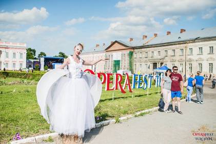 Таблички «Рекомендовано OPERAFEST TULCHYN» підкажуть, де у Тульчині спробувати «Обід вампіра» й інші оперні страви