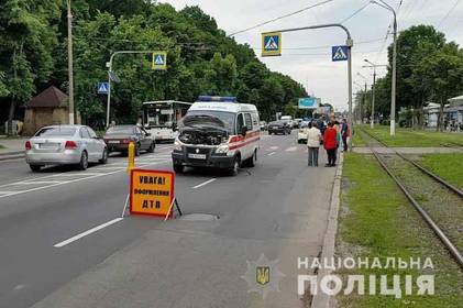 На Хмельницькому шосе "швидка" збила 14-річну дівчину. Поліція розшукує свідків ДТП На Хмельницькому шосе "швидка" збила 14-річну дівчину. Поліція розшукує свідків ДТП