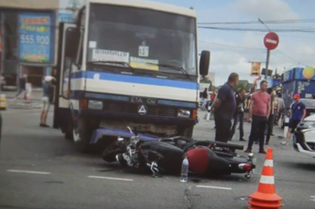 ДТП біля центрального автовокзалу: маршрутка збила мотоцикліста
