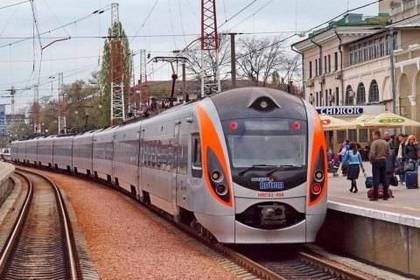 Укрзалізниця призначила два додаткові Інтерсіті на Трійцю та День Конституції України 