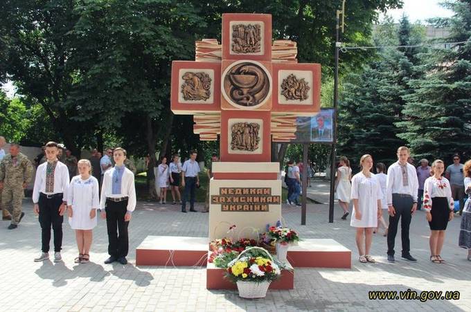 У Вінниці відкрили  пам'ятник військовим медикам