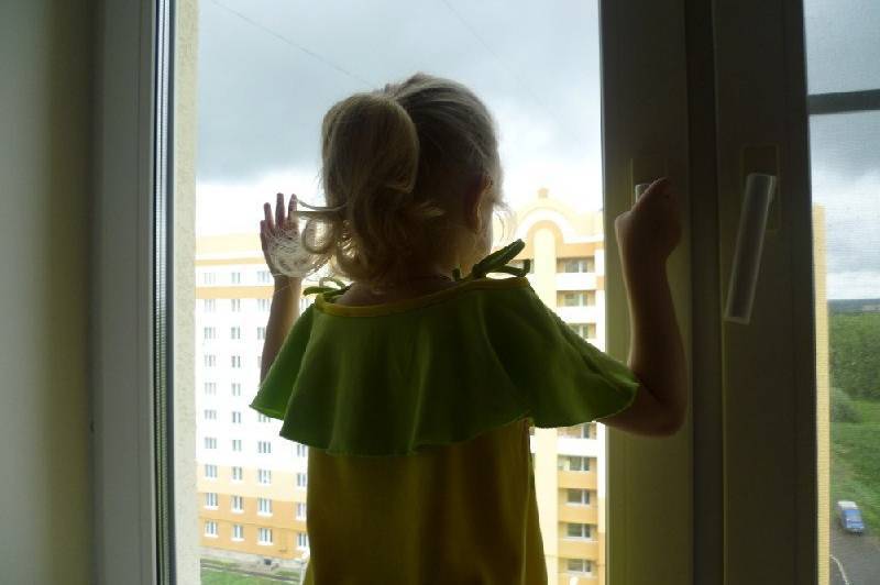 На Зодчих 5-річна дівчинка зачинилась в квартирі, викликали рятувальників