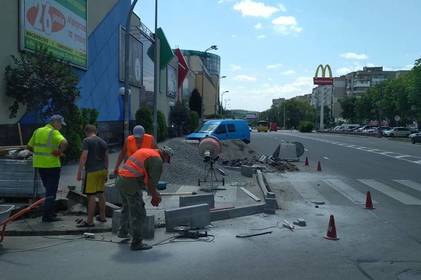 На Юності почалося облаштування антикишень на нерегульованих пішохідних переходах 