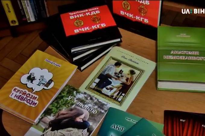 В рамках всеукраїнської акції "Бібліотека українського воїна" з початку червня зібрали більше сотні книг для захисників