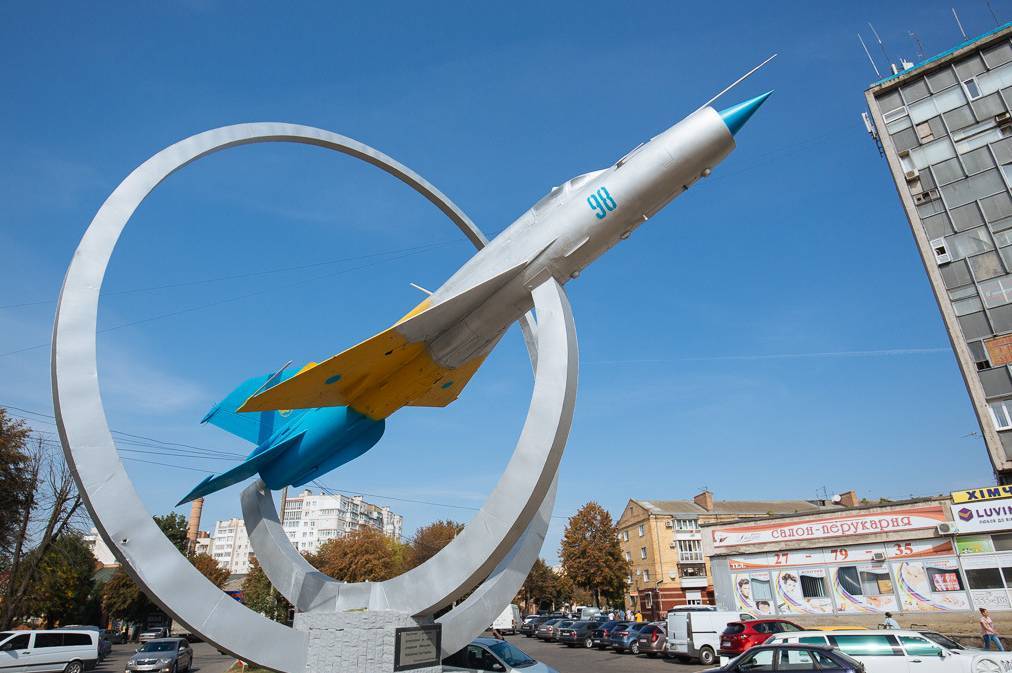 Вінничани запропонували відремонтувати пам'ятник Міг-21 на площі Перемоги
