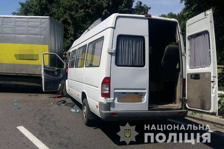 В Немирівському районі вантажівка в'їхала в мікроавтобус з пасажирами. Є постраждалі 