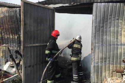 На вулиці Промисловій горів металевий ангар