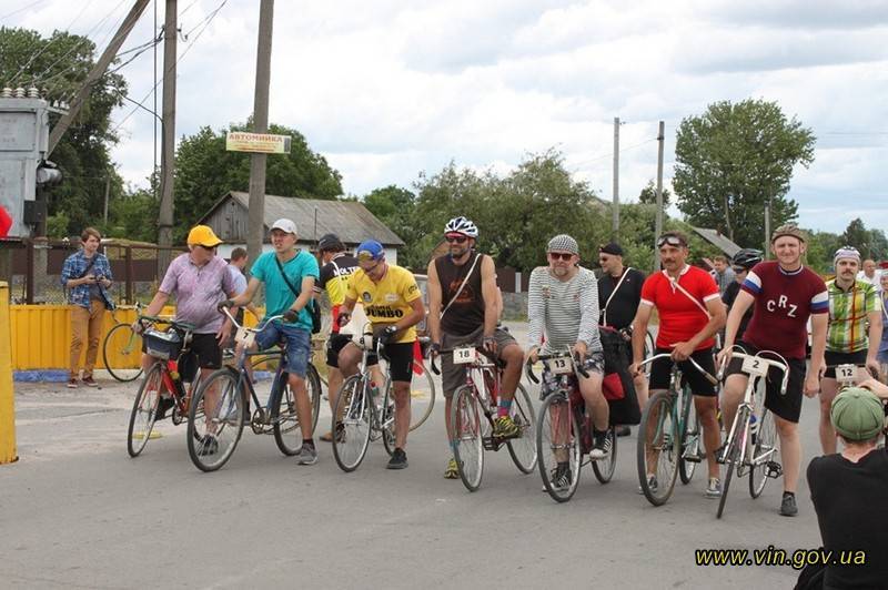 На Вінниччині велосипедисти проїхали 33 кілометри на ретровелосипедах в рамках ралі «Le Voyage Vintage»