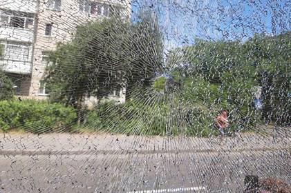 На вул. Янгеля у вікно трамваю влучили металевою кулькою, травмовано пасажира