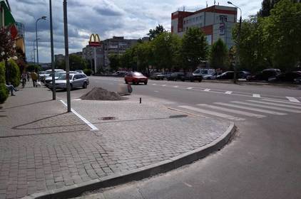 На проспекті Юності облаштовують антикишені На проспекті Юності облаштовують антикишені