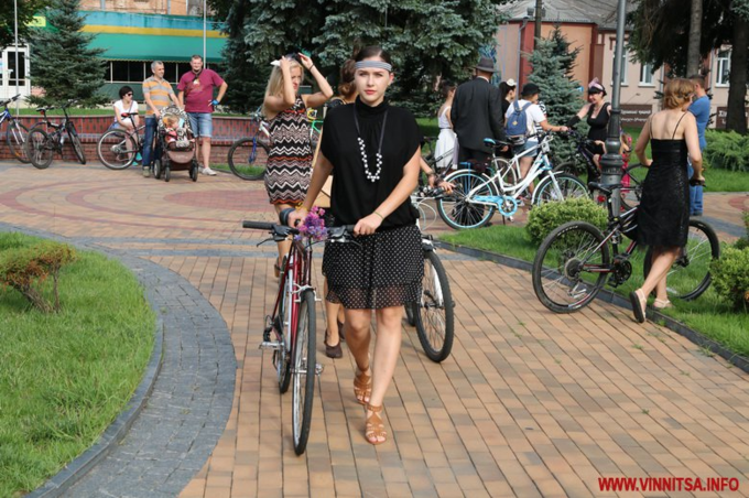 На велосипедах у вечірніх ретро-сукнях та капелюшках: у Вінниці відбувся велопарад "Леді на велосипеді"