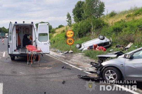ДТП поблизу Вінниці: після зіткнення «Hundai» та «Opel» обидва водії потрапили до реанімації