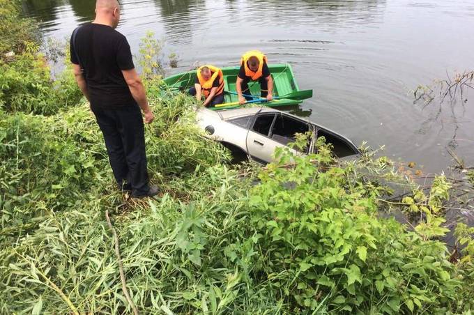 На Вінниччині внаслідок ДТП авто з'їхало в ставок. Двоє людей загинуло