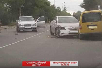 На вул. Данила Нечая зіштовхнулись три автомобіля