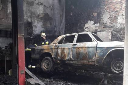 В Зарванцях чоловік, який намагався загасити палаюче авто, отримав опіки В Зарванцях чоловік, який намагався загасити палаюче авто, отримав опіки