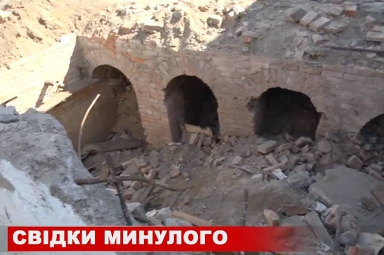 Таємничі підземелля чи підвали? Що відкопали будівельники під час демонтажу аварійної будівлі на Монастирській