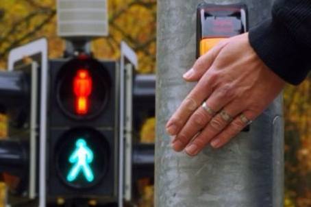 Вінничанин запропонував створити додатковий режим роботи світлофору для людей похилого віку 