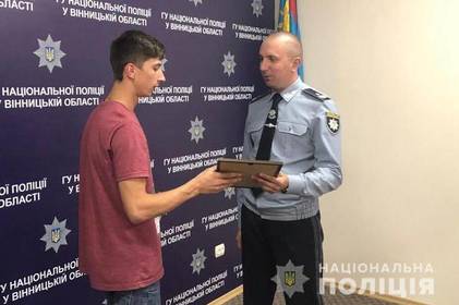 Юрій Педос відзначив студента, який затримав грабіжника, та запросив на службу в поліцію