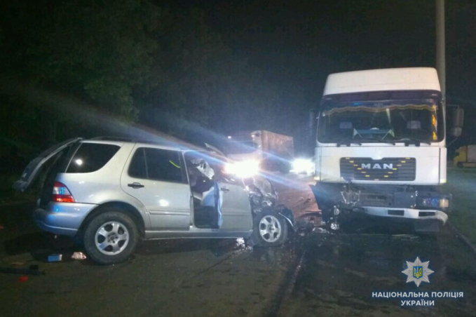 На в'їзді у Немирів позашляховик зіткнувся з двома вантажівками