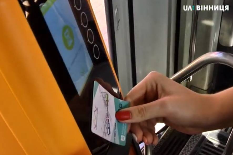 У громадському транспорті Вінниці триває тестування валідаторів та муніципальних карток