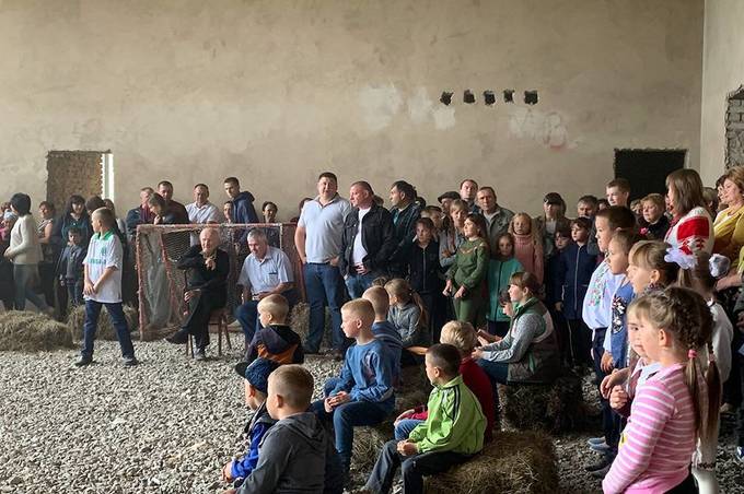 Кілька поколінь учнів  прийшли на урок в недобудовану школу  одного з сіл на Вінниччині