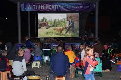 Кінотеатр без квитків та пронумерованих місць. Перегляд фільму просто неба влаштували жителі району Тяжилів