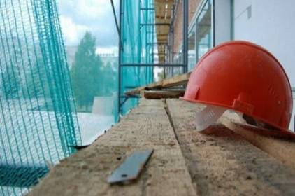 У Вінниці з даху торгового центру впав будівельник. Чоловік загинув У Вінниці з даху торгового центру впав будівельник. Чоловік загинув