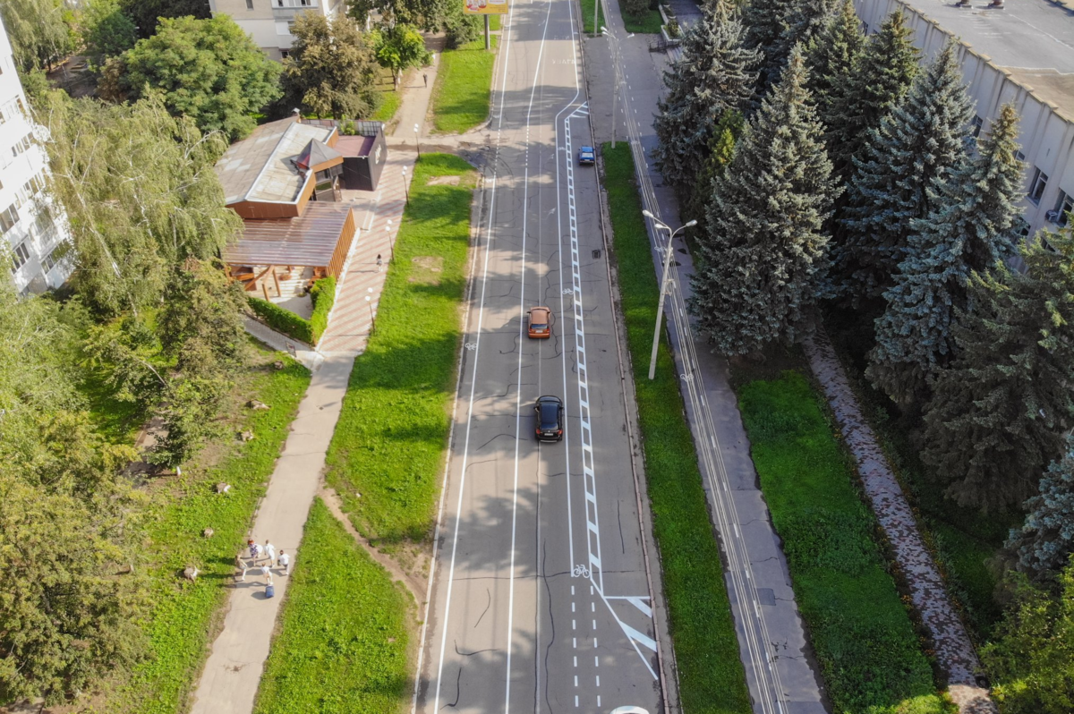 До уваги велосипедистів та водіїв: по вулиці Воїнів-Інтернаціоналістів з'явилась велосмуга у межах проїжджої частини