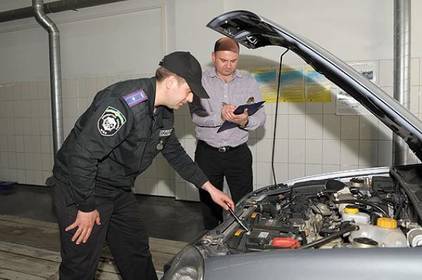 У Вінниці під час перереєстрації виявили ознаки підробки автомобіля У Вінниці під час перереєстрації виявили ознаки підробки автомобіля
