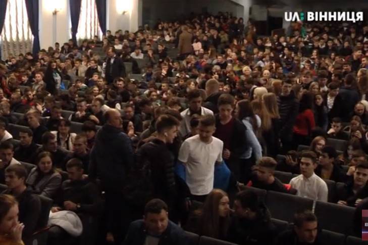 У Вінниці  влаштували проводи для юнаків, яких призвали на строкову службу в ЗСУ
